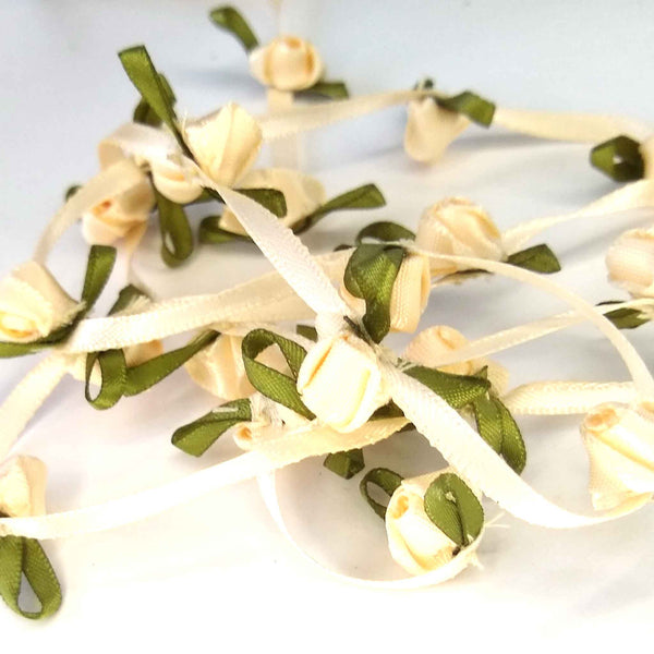 4 mm Cream Continuous Rose with 1 cm Ribbon Roses